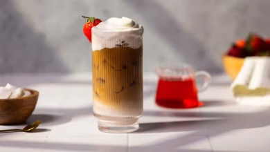 طرز تهیه لاته توت فرنگی یخی خانگی: حرفه‌ای و ساده با اسپرسو ساز شما