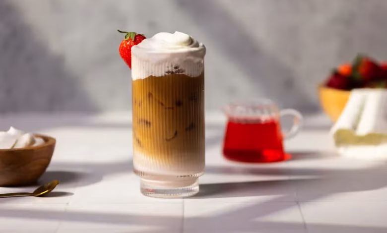 طرز تهیه لاته توت فرنگی یخی خانگی: حرفه‌ای و ساده با اسپرسو ساز شما